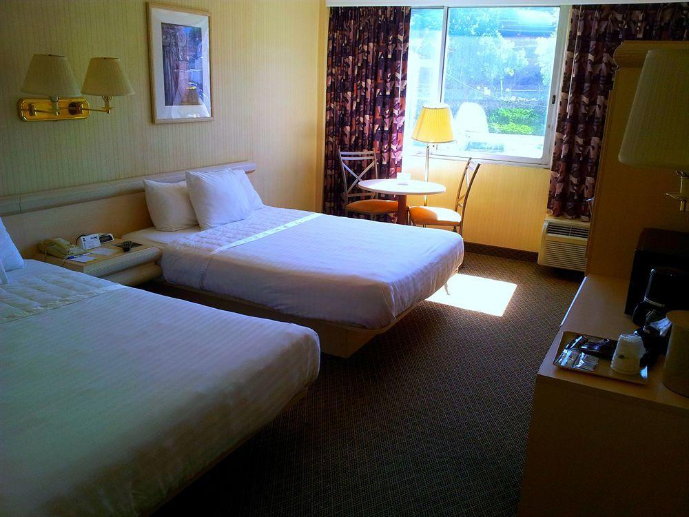 Ramada By Wyndham Hotel North Bergen